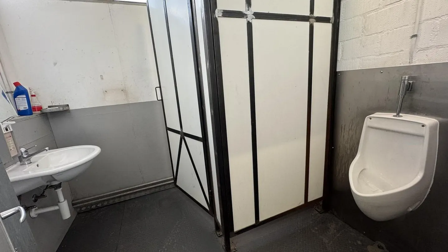 Commercial space with loading ramp for rent - Photo 9 of 13