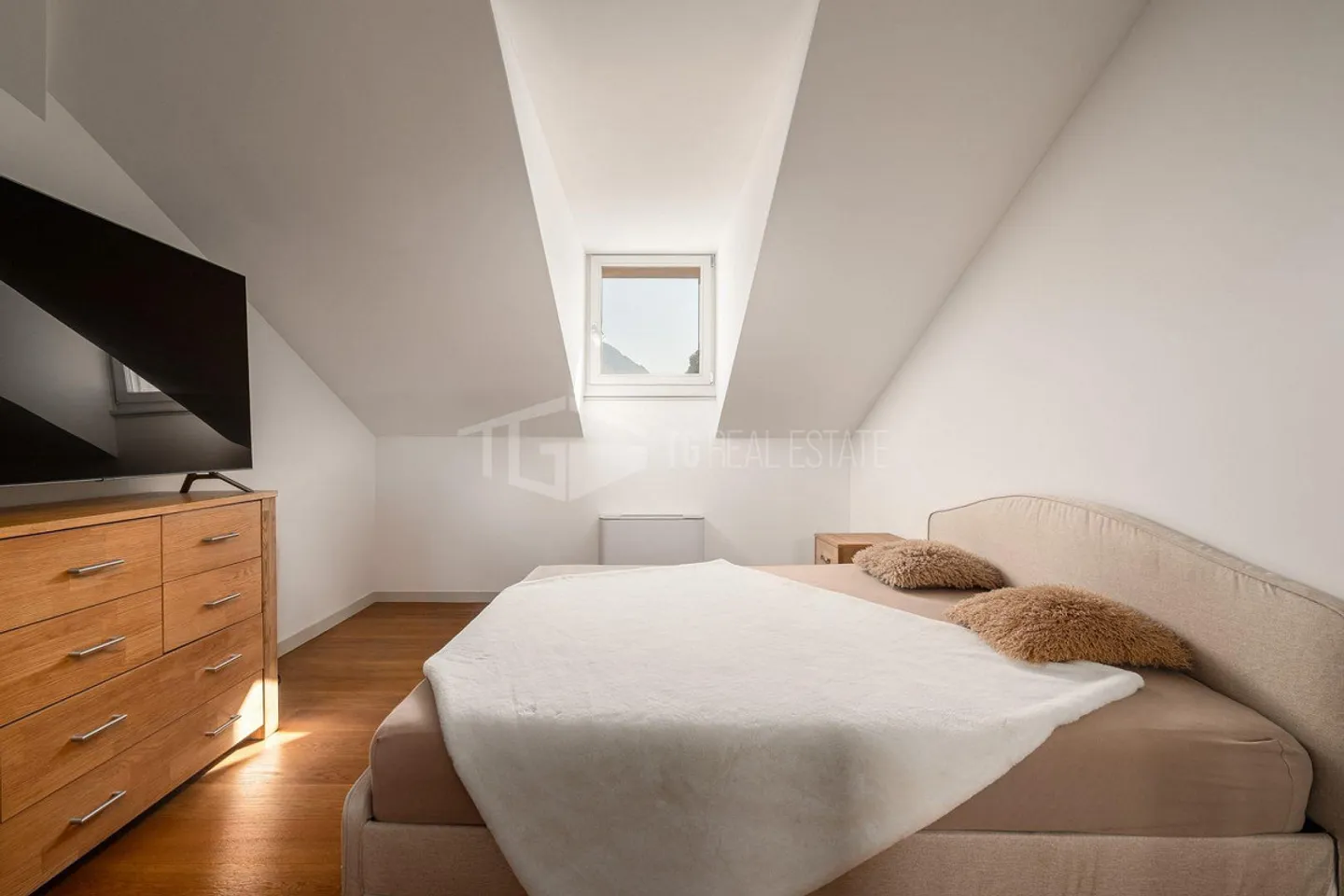 LUXURY AND COMFORT: 6.5 ROOM PENTHOUSE APARTMENT WITH PANORAMIC VIEW OF LUGANO - Photo 3 of 14