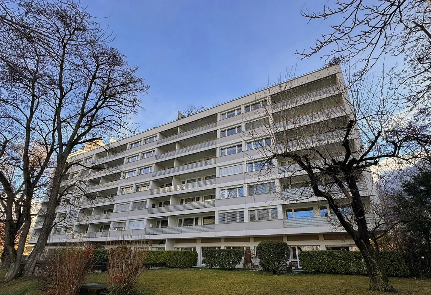 In una posizione centrale, vicino a negozi, stazione ferroviaria, scuole - Foto 3 di 9