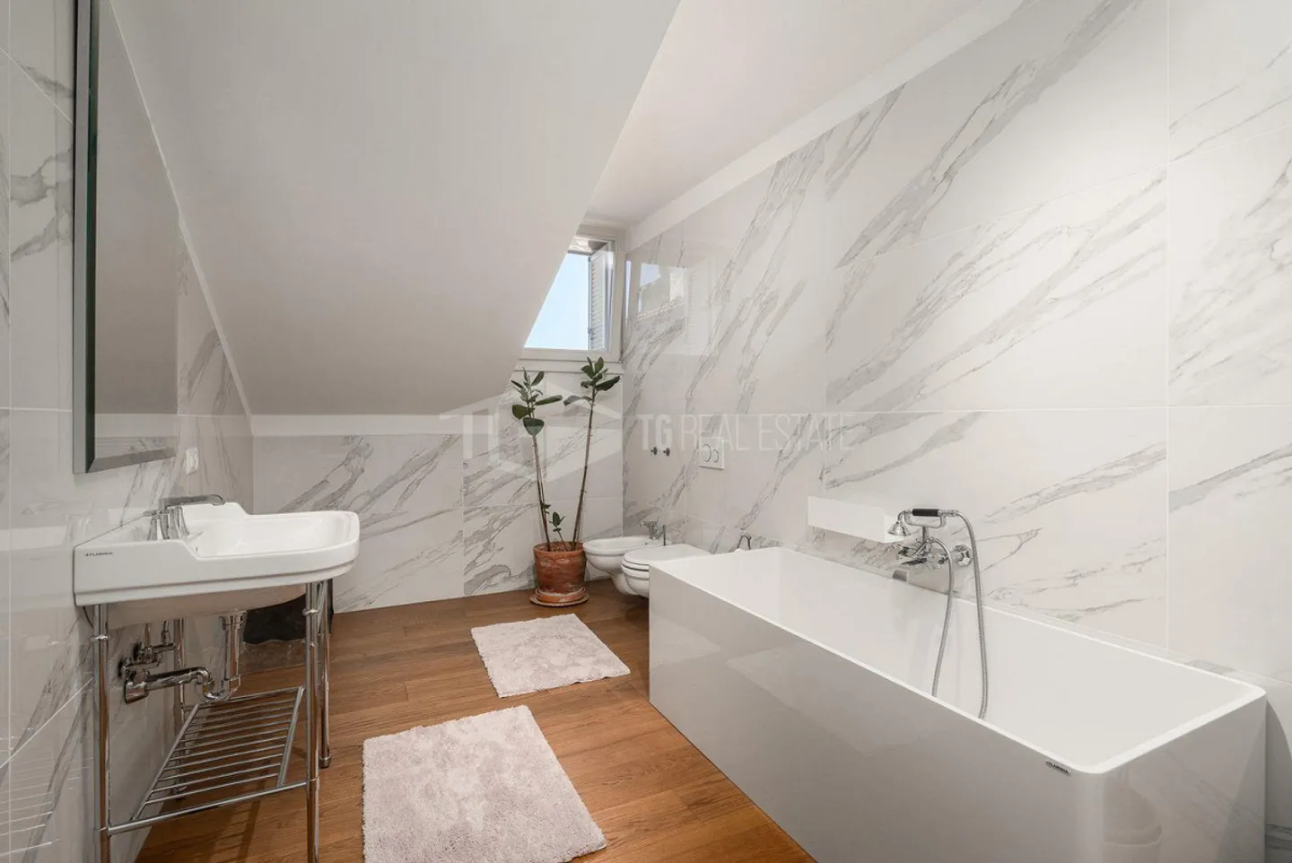 LUXURY AND COMFORT: 6.5 ROOM PENTHOUSE APARTMENT WITH PANORAMIC VIEW OF LUGANO - Photo 6 of 14
