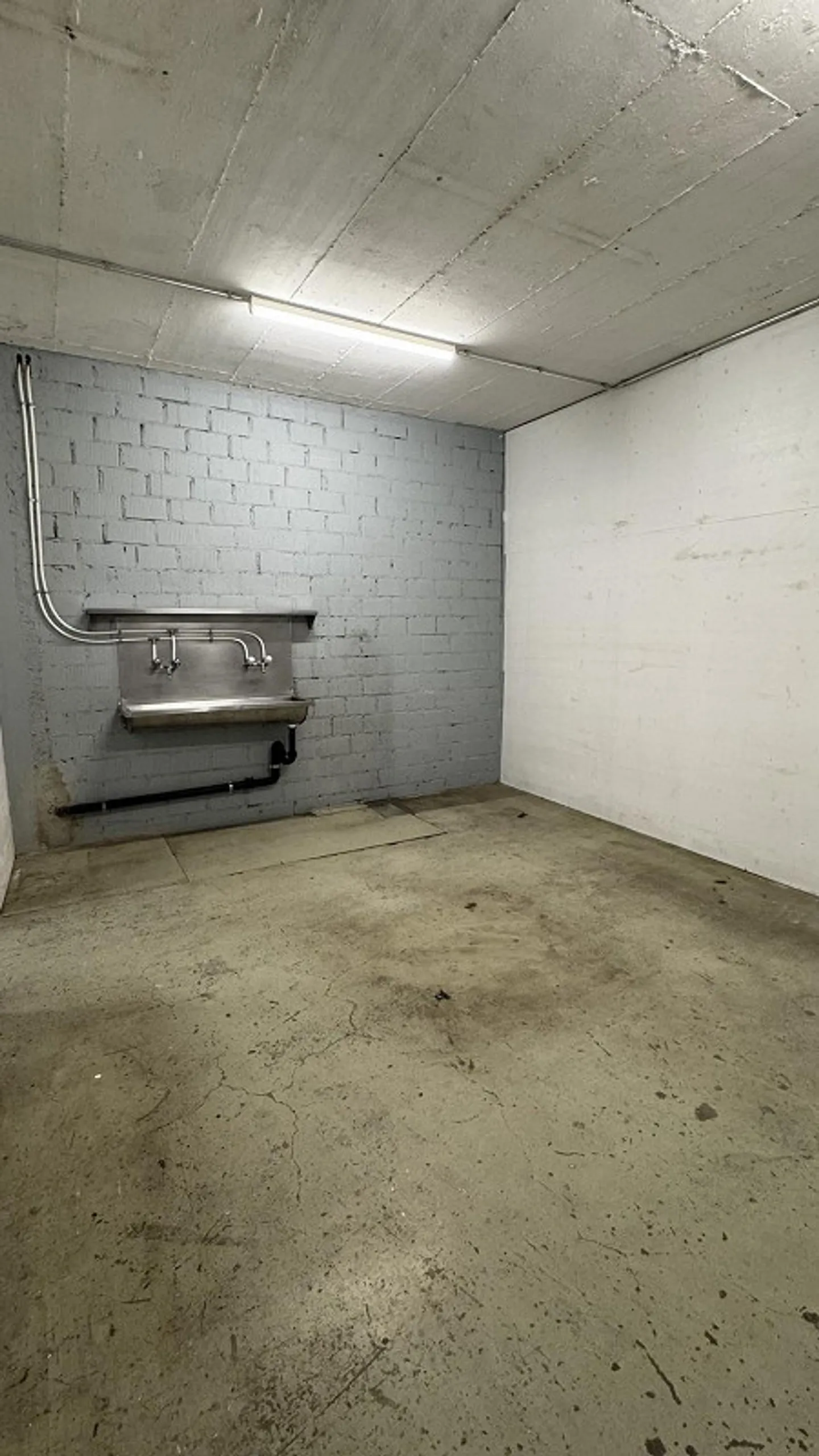 Commercial space with loading ramp for rent - Photo 12 of 13