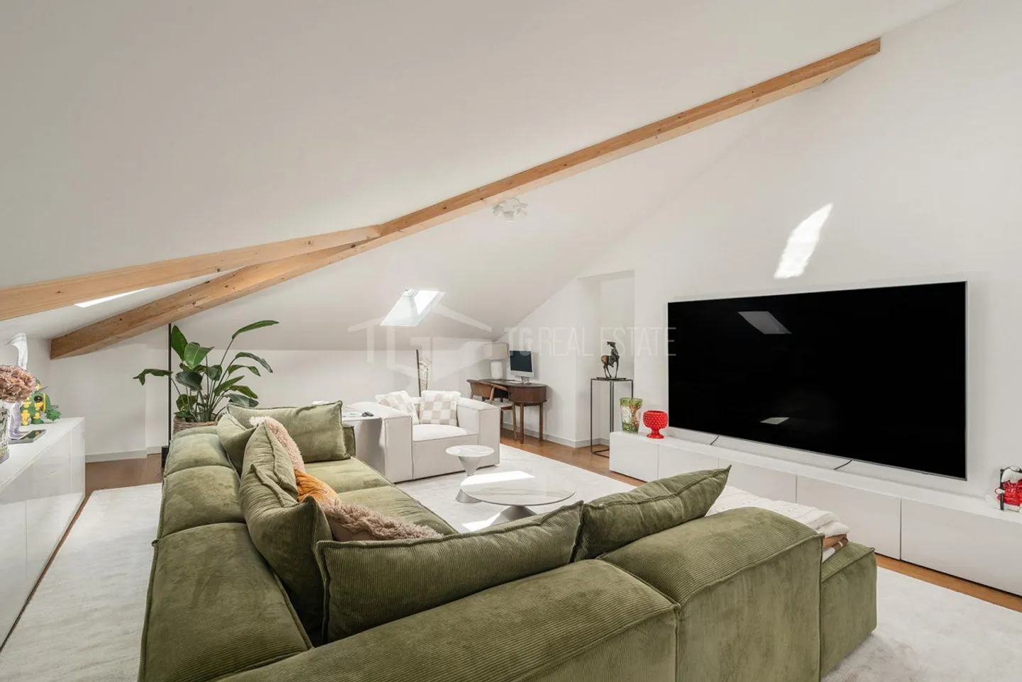 LUXURY AND COMFORT: 6.5 ROOM PENTHOUSE APARTMENT WITH PANORAMIC VIEW OF LUGANO - Photo 7 of 14