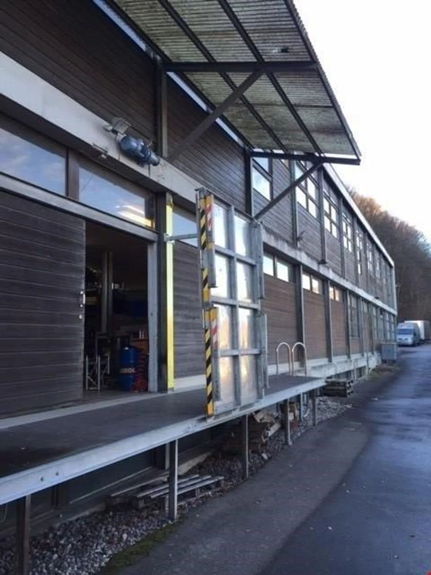 Commercial space with loading ramp for rent - Photo 13 of 13