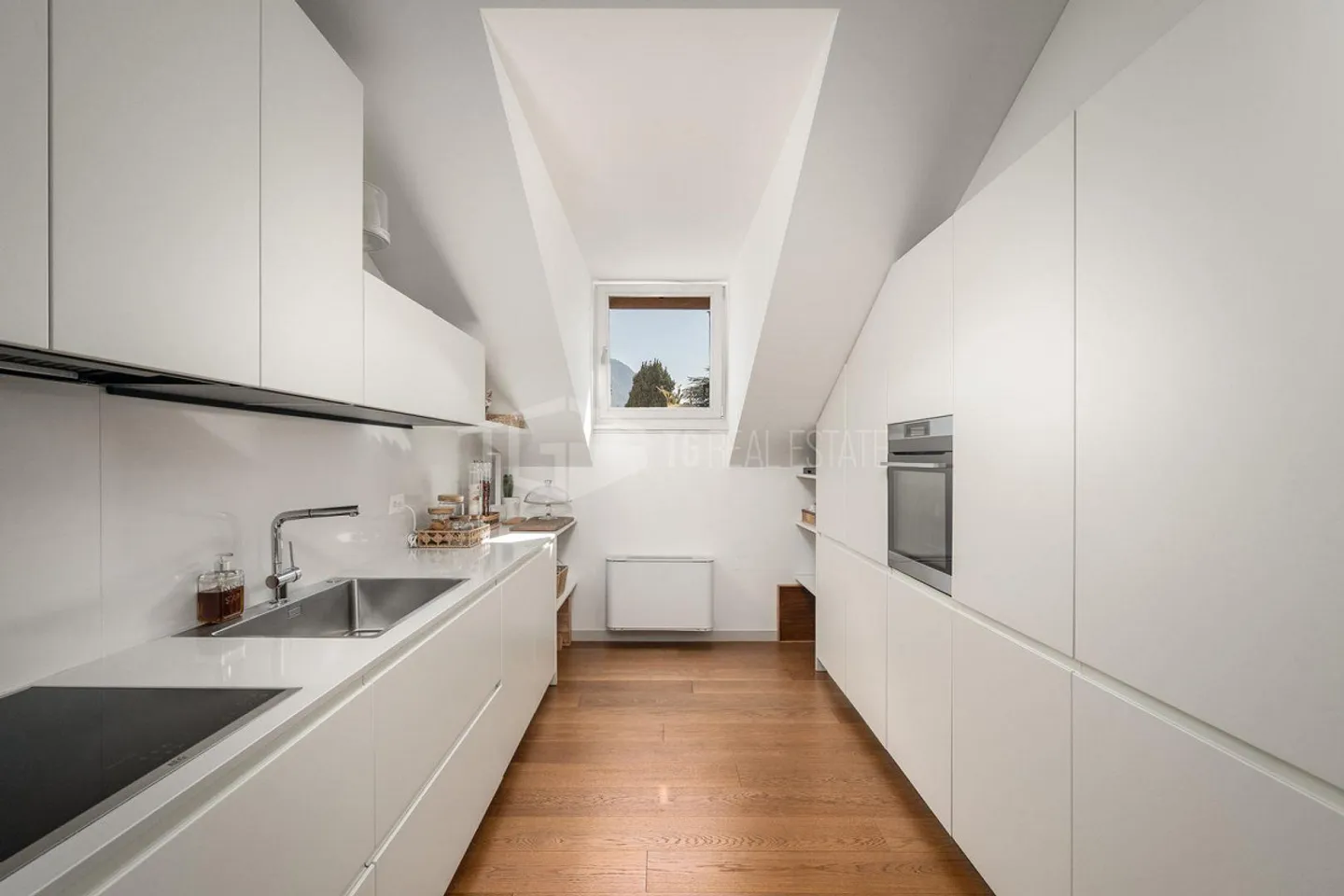 LUXURY AND COMFORT: 6.5 ROOM PENTHOUSE APARTMENT WITH PANORAMIC VIEW OF LUGANO - Photo 10 of 14