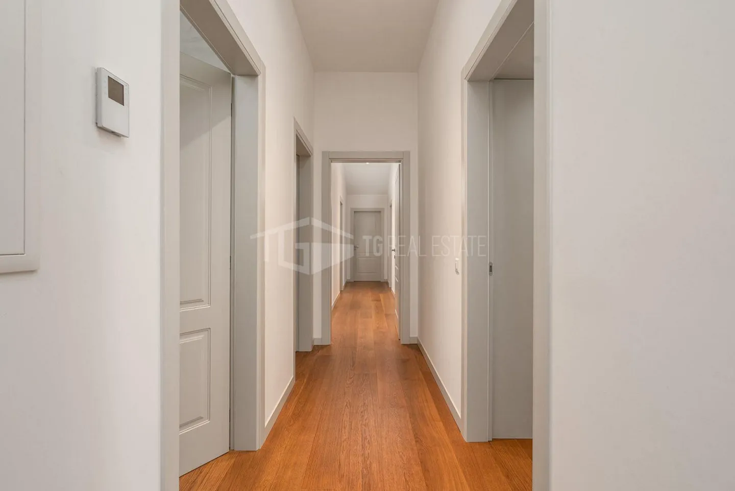 LUXURY AND COMFORT: 6.5 ROOM PENTHOUSE APARTMENT WITH PANORAMIC VIEW OF LUGANO - Photo 12 of 14