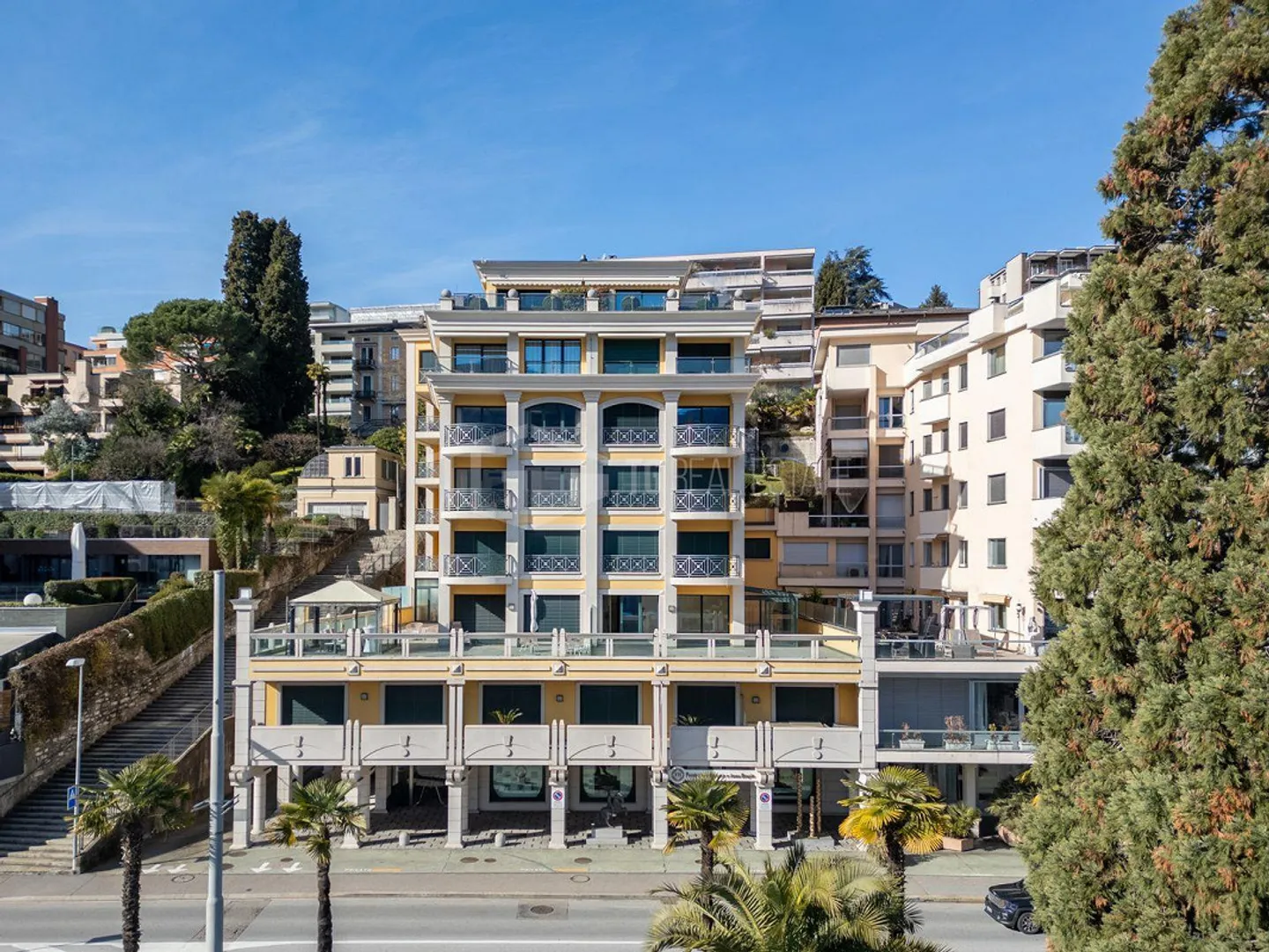 BELLA ABITAZIONE CON GRANDE TERRAZZA E VISTA SUL LAGO - Foto 1 di 15