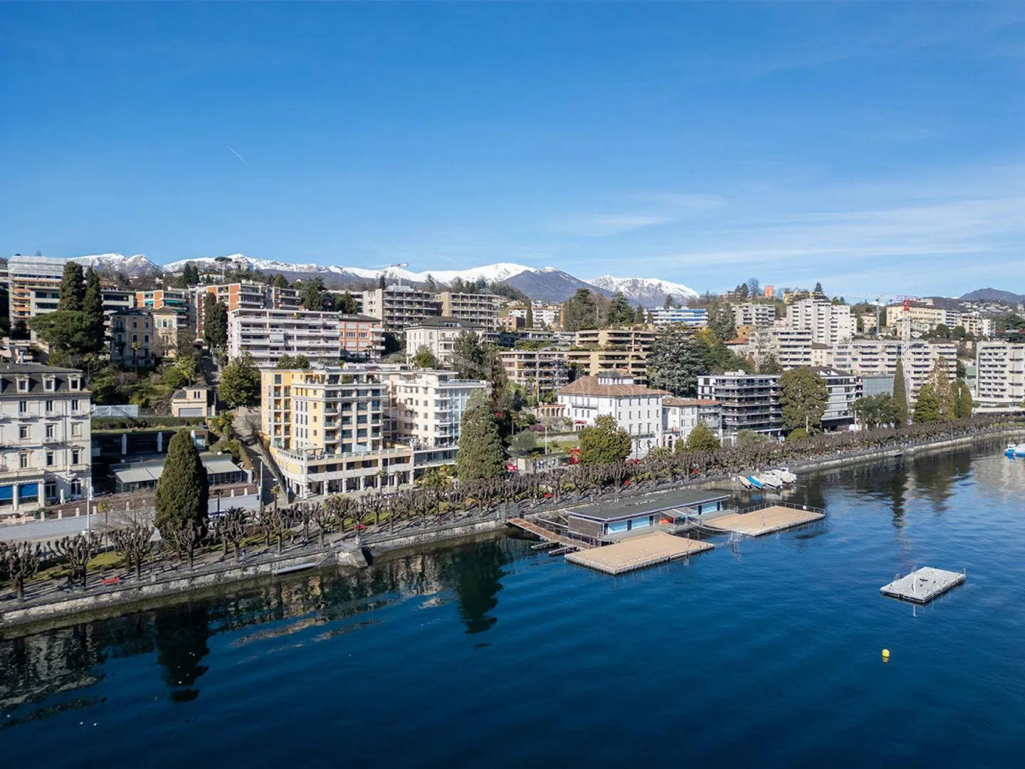BELLA ABITAZIONE CON GRANDE TERRAZZA E VISTA SUL LAGO - Foto 2 di 15