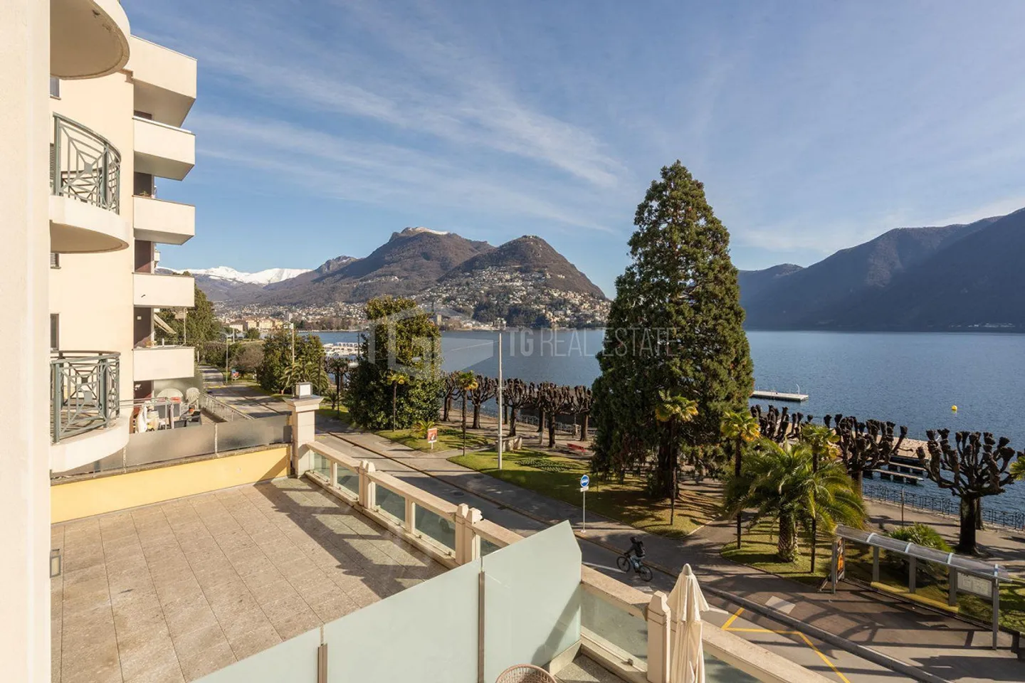 BELLA ABITAZIONE CON GRANDE TERRAZZA E VISTA SUL LAGO - Foto 4 di 15
