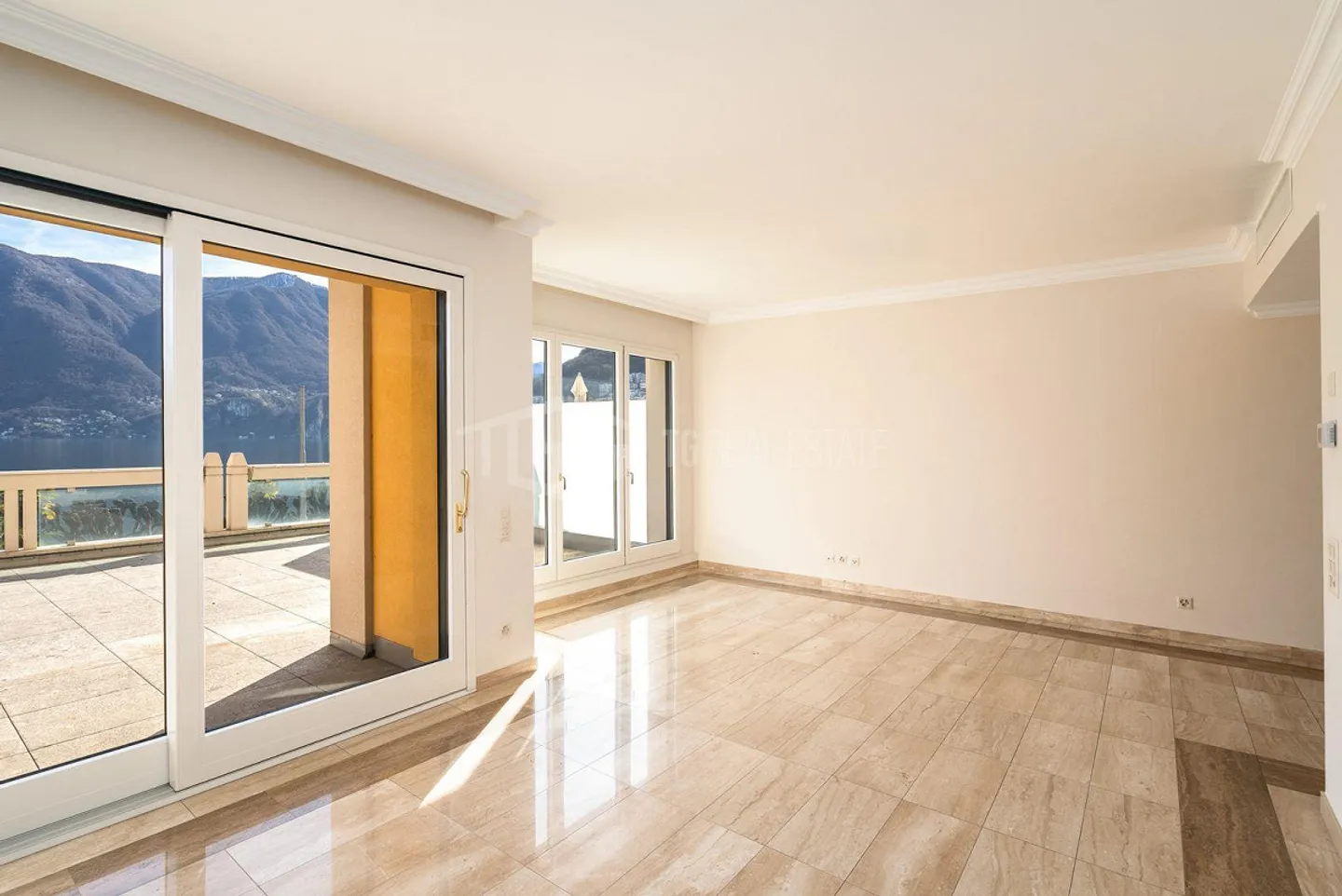 BELLA ABITAZIONE CON GRANDE TERRAZZA E VISTA SUL LAGO - Foto 6 di 15