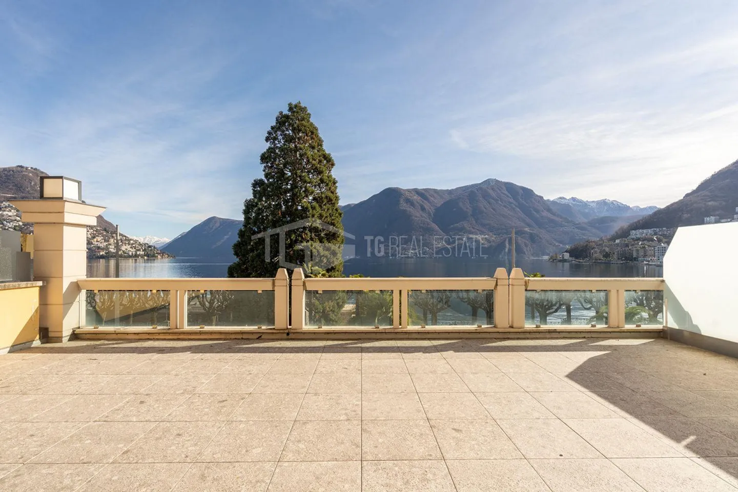 BELLA ABITAZIONE CON GRANDE TERRAZZA E VISTA SUL LAGO - Foto 3 di 15