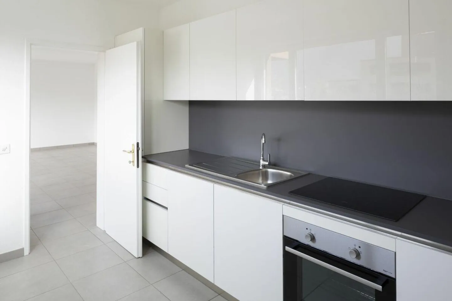 We are renting a large 5.5-room apartment in the Sagittario district - Photo 5 of 16