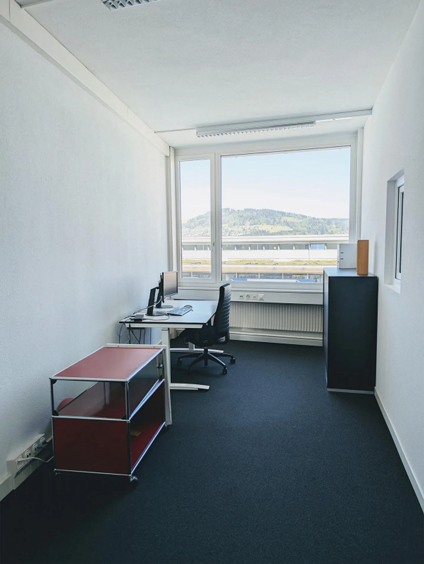 Ampi uffici in posizione comoda - Foto 3 di 8