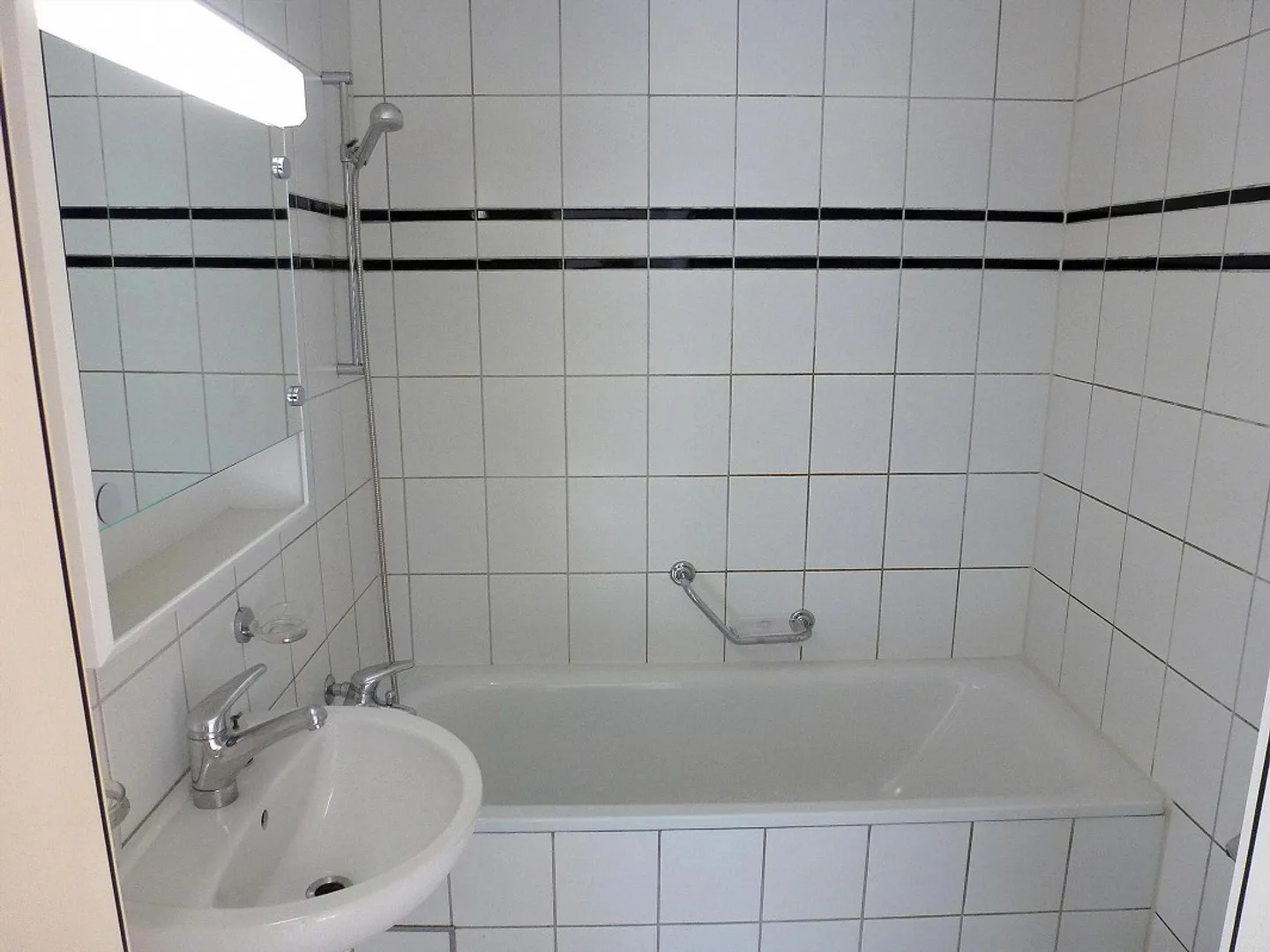 Geräumige Wohnung mit Terrasse - Foto 3 von 9