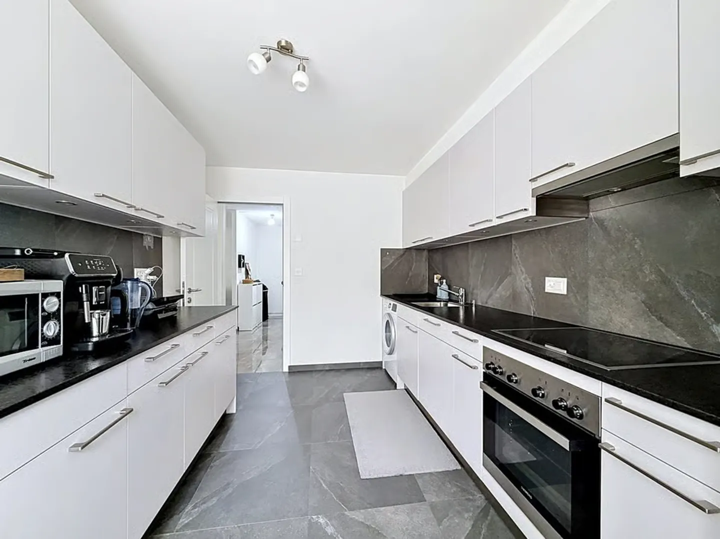 Beautiful bright apartment with veranda and individual garage - Photo 4 of 10