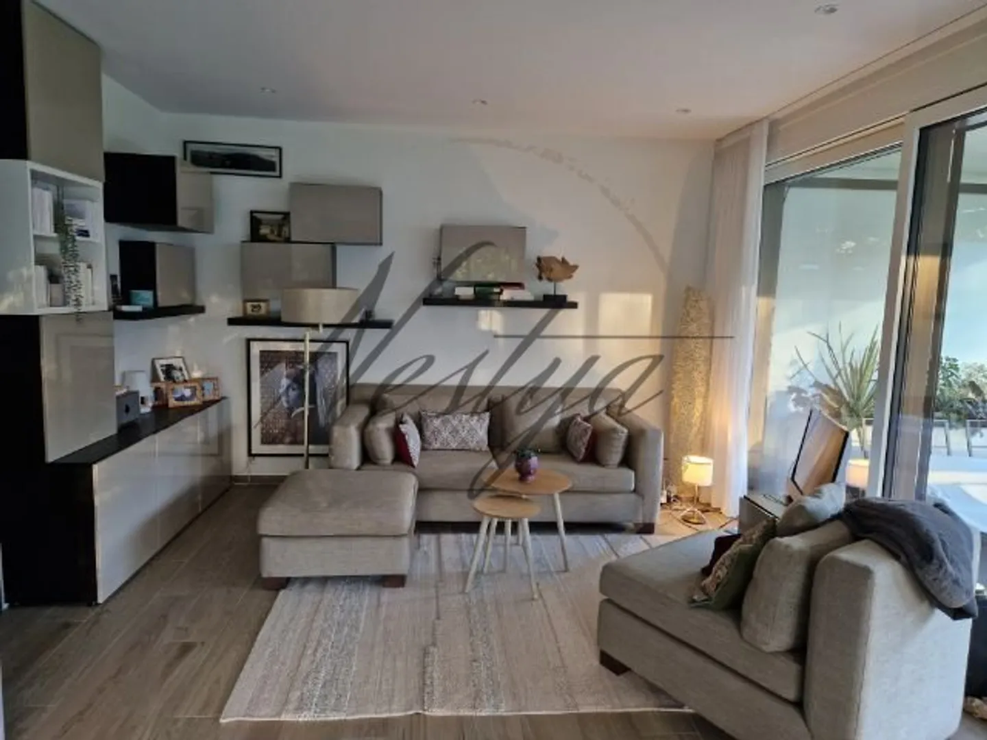 Modern Apartment with Terrace - Photo 4 of 9