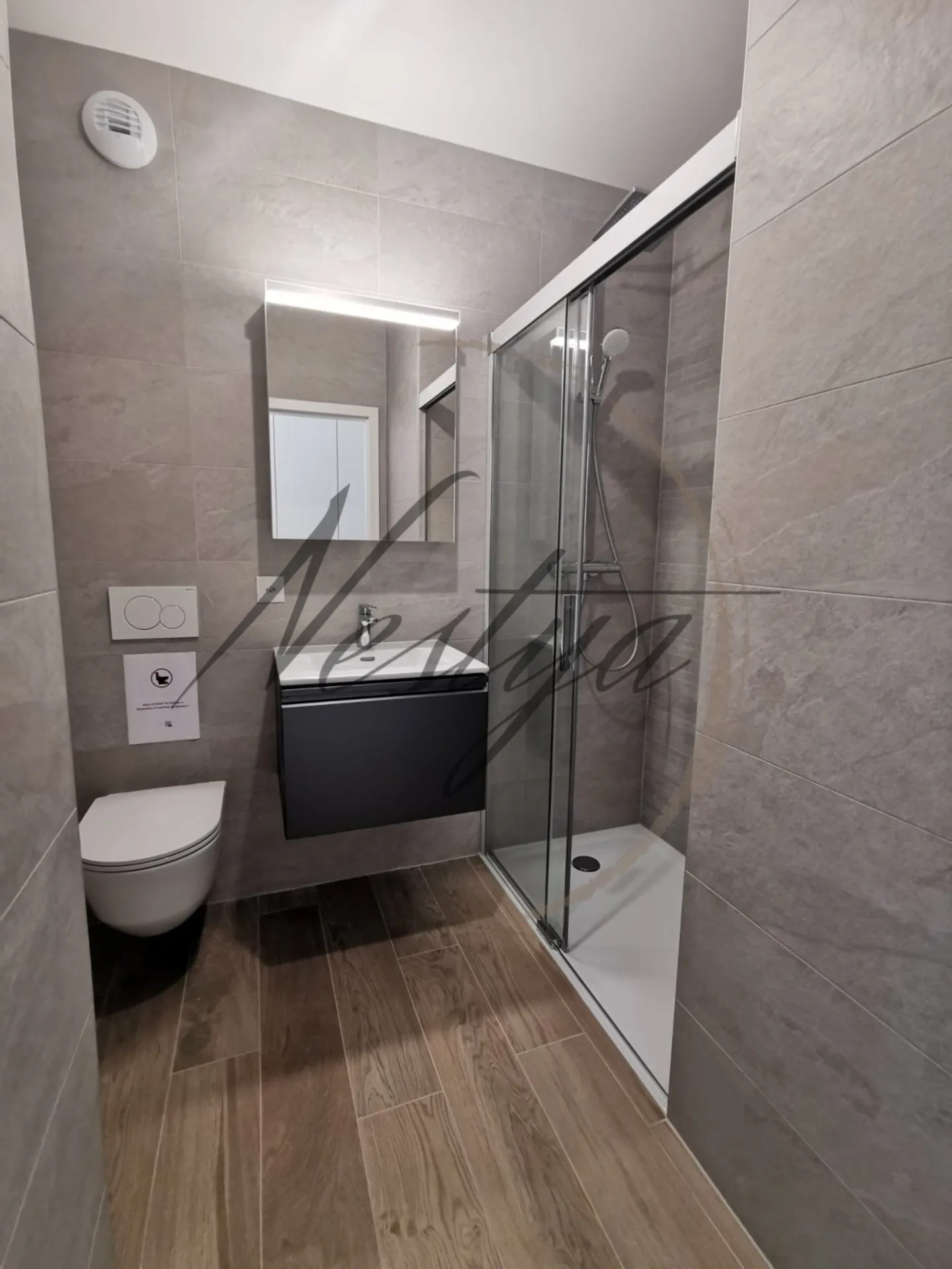 Modern Apartment with Terrace - Photo 5 of 9