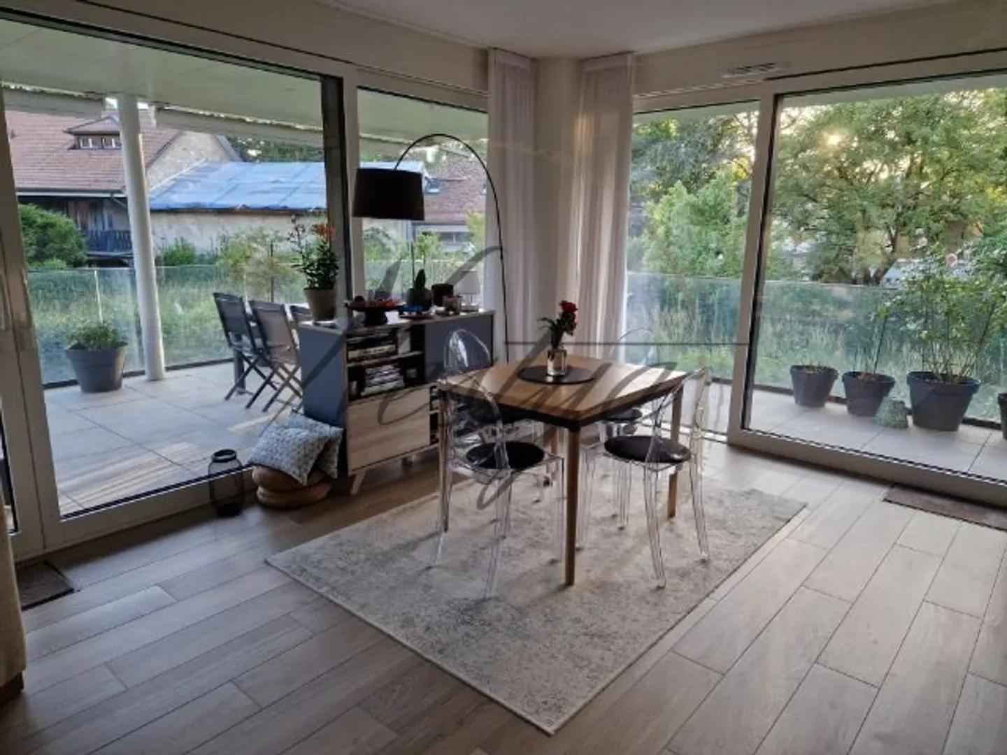Modern Apartment with Terrace - Photo 2 of 9