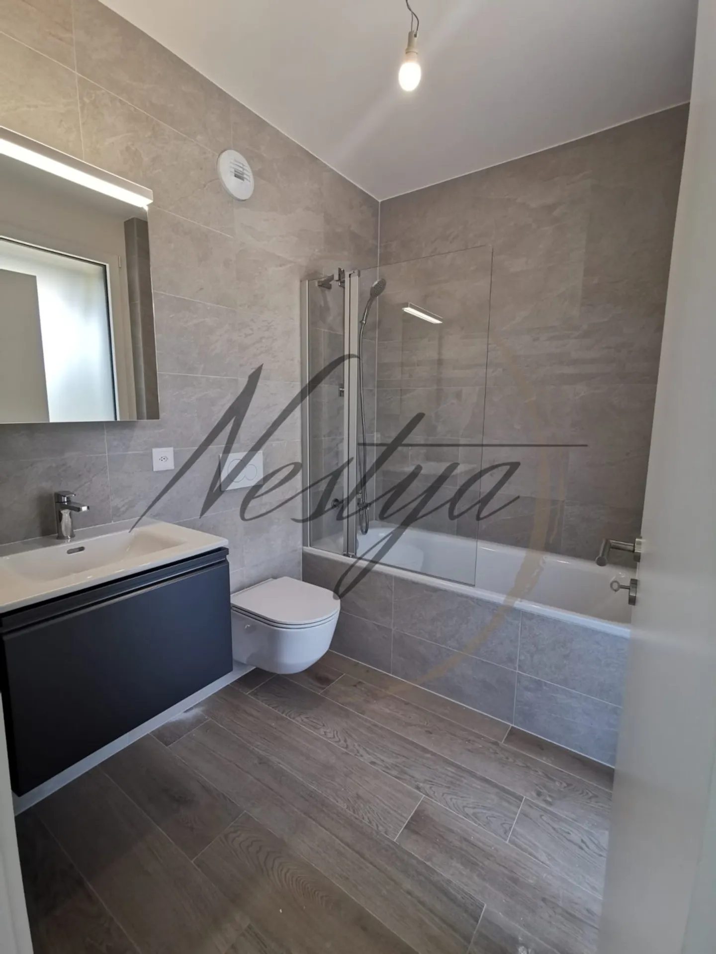 Modern Apartment with Terrace - Photo 6 of 9