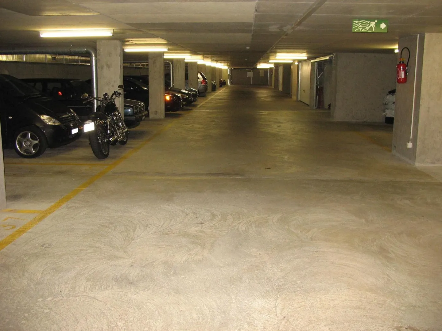 Posto auto nel cortile - Quartiere delle Terrasses des Foulis - Foto 2 di 3