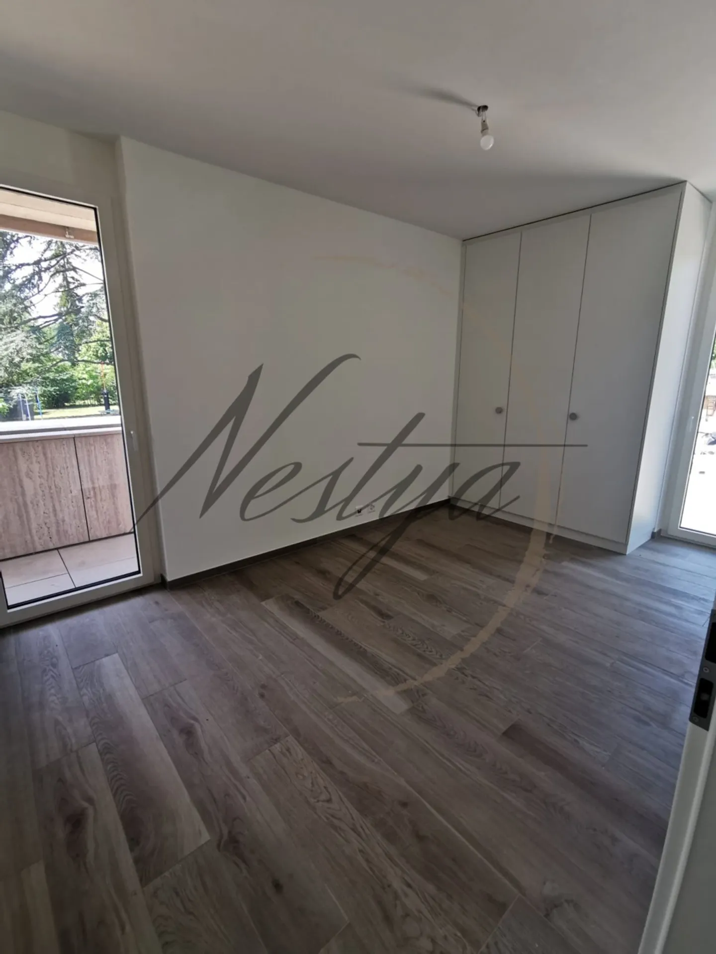 Modern Apartment with Terrace - Photo 7 of 9