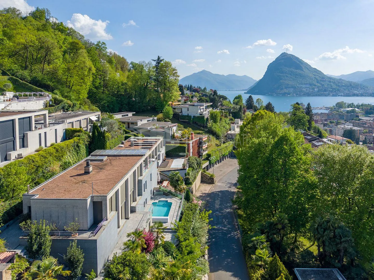 ELEGANT VILLA WITH LAKE VIEW AND SWIMMING POOL IN RUVIGLIANA - Photo 2 of 13