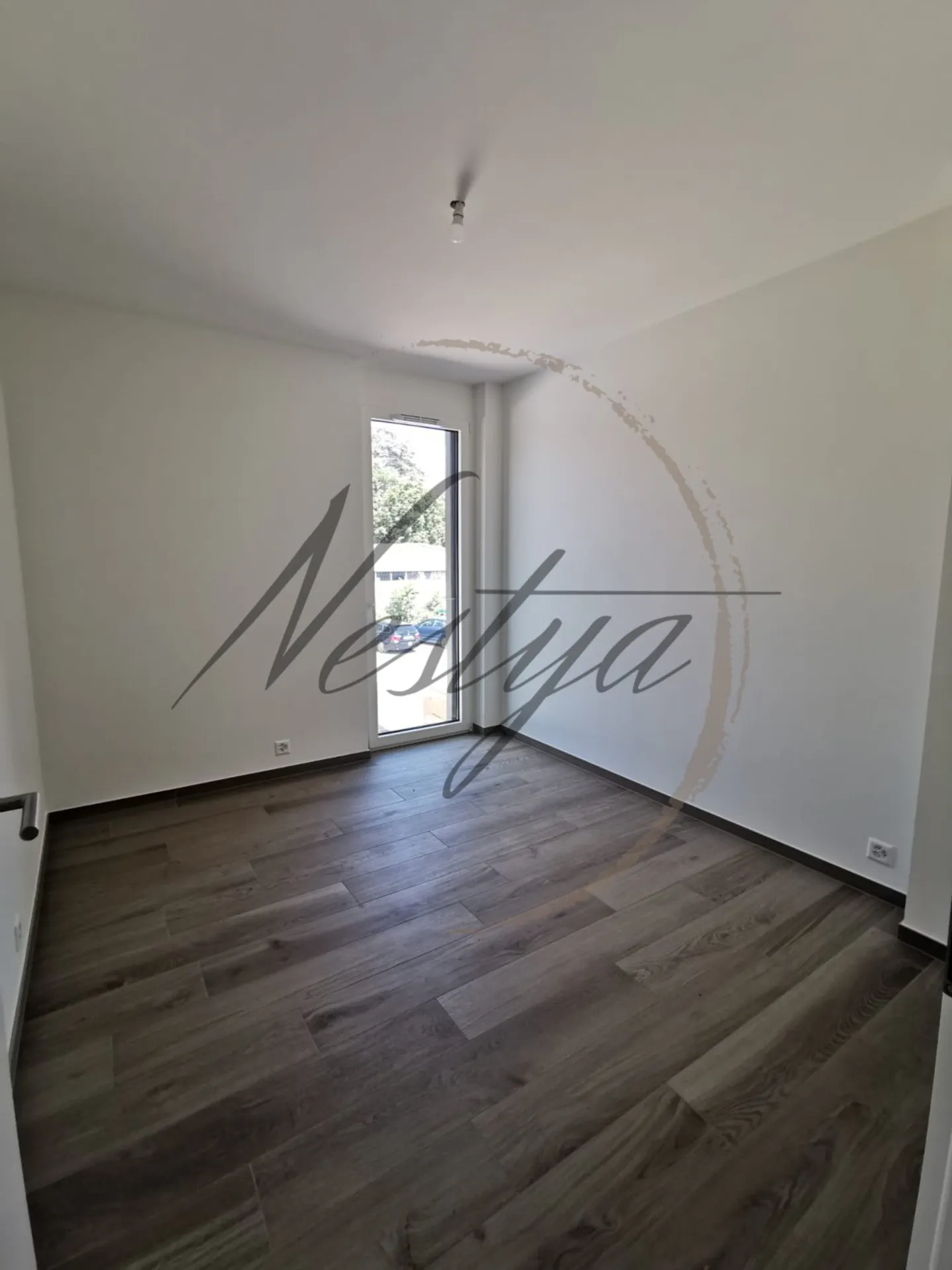 Modern Apartment with Terrace - Photo 8 of 9
