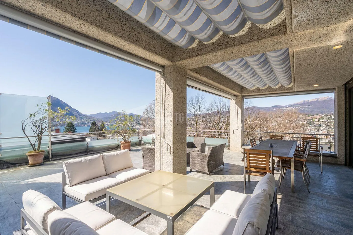 ELEGANT VILLA WITH LAKE VIEW AND SWIMMING POOL IN RUVIGLIANA - Photo 4 of 13