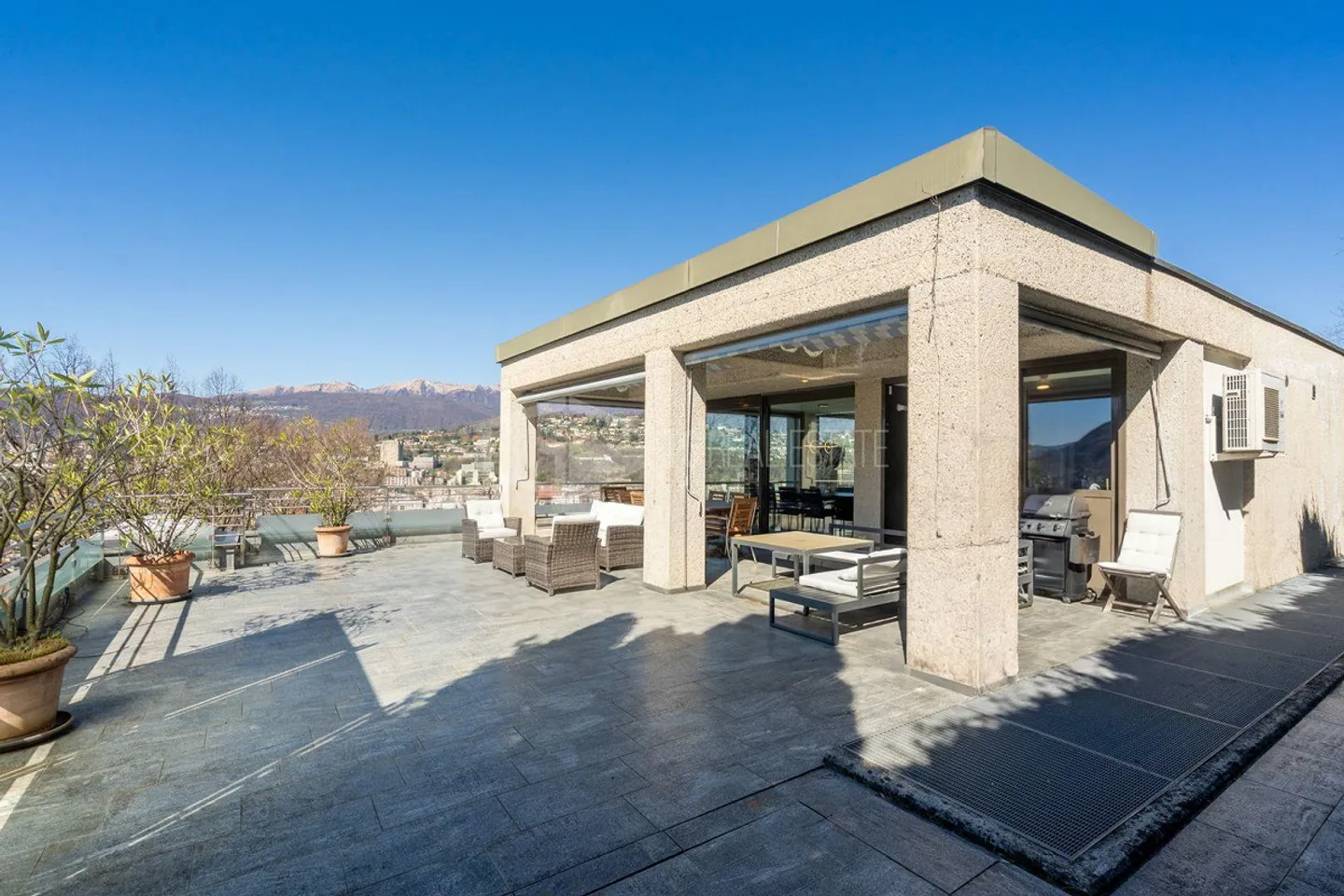 ELEGANT VILLA WITH LAKE VIEW AND SWIMMING POOL IN RUVIGLIANA - Photo 12 of 13