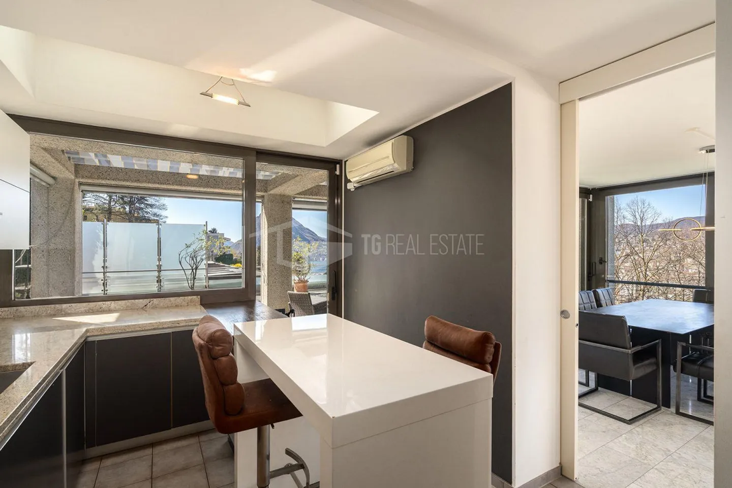 ELEGANT VILLA WITH LAKE VIEW AND SWIMMING POOL IN RUVIGLIANA - Photo 9 of 13