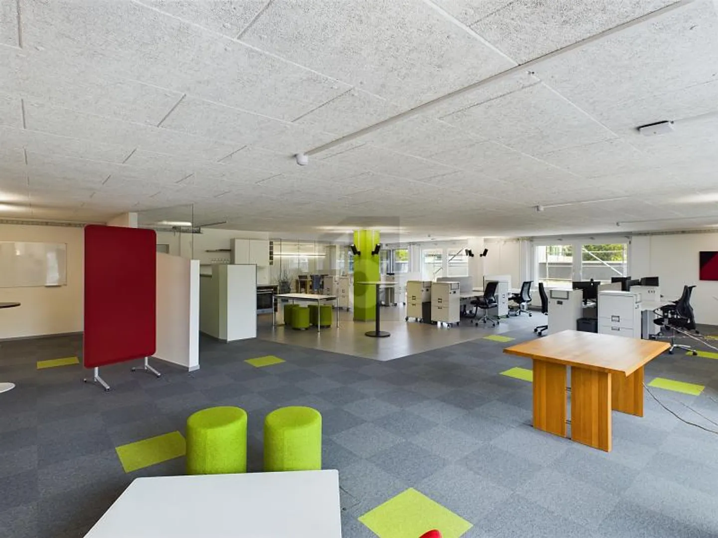 EXCLUSIVE COMMERCIAL SPACE IN PRIME LOCATION - Photo 3 of 6