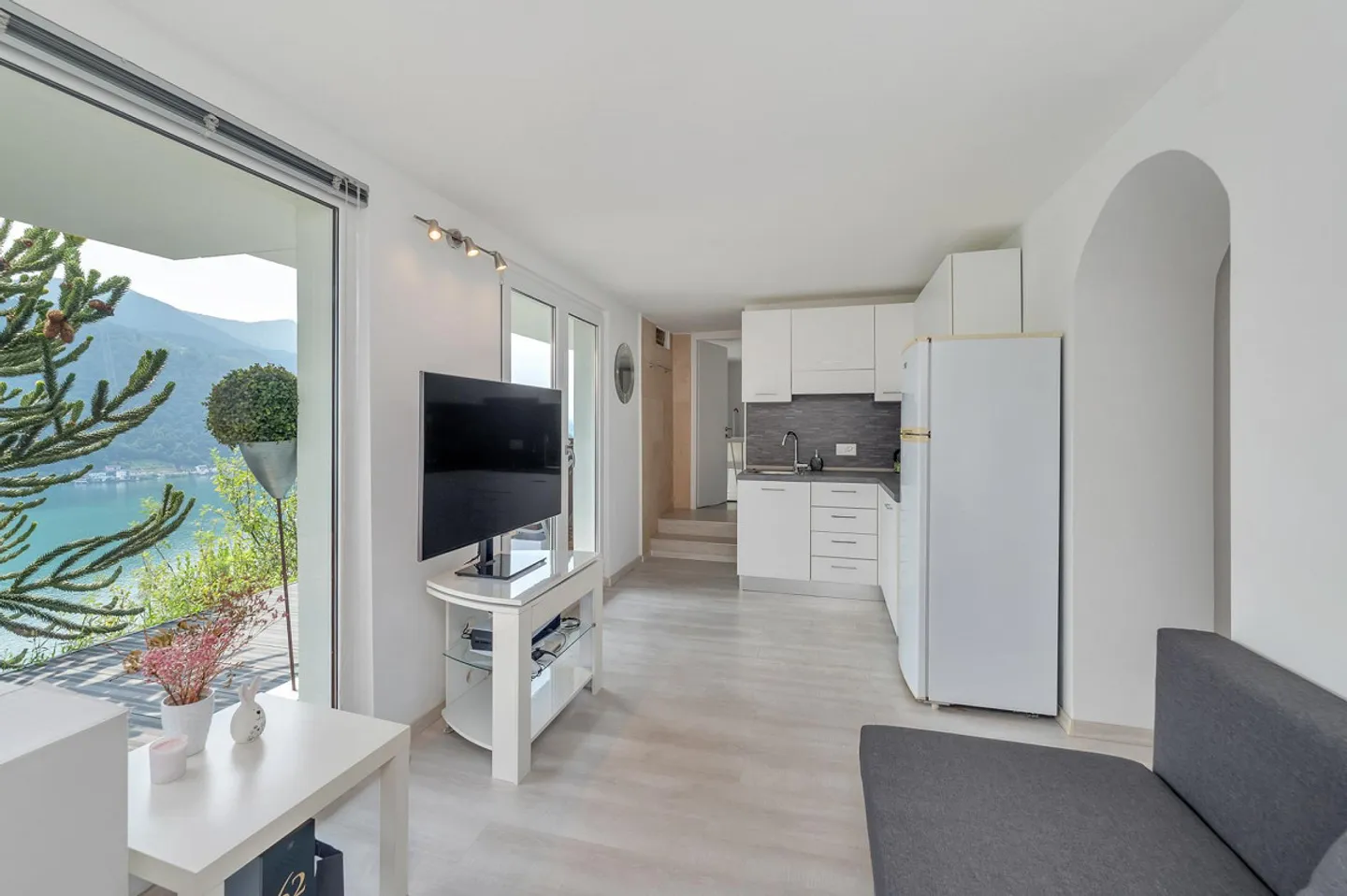 HAUS 45 ZIMMER MIT SEEBLICK UND GROSSEM GARTEN - Foto 2 von 13