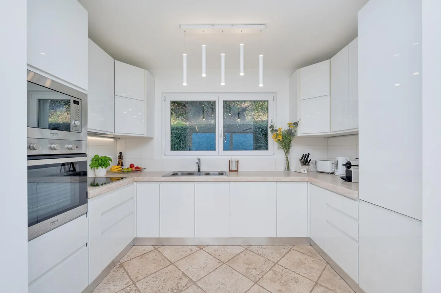 HAUS 45 ZIMMER MIT SEEBLICK UND GROSSEM GARTEN - Foto 11 von 13