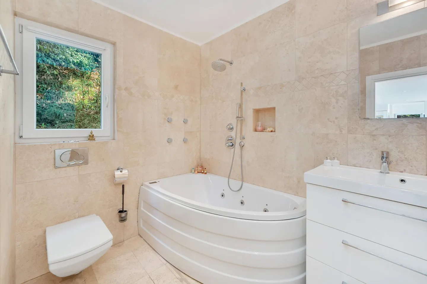 HAUS 45 ZIMMER MIT SEEBLICK UND GROSSEM GARTEN - Foto 13 von 13