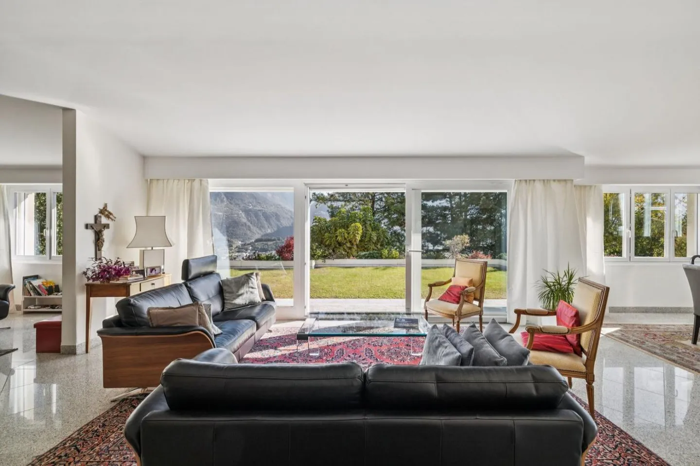 Elegante villa con vista panoramica e studio indipendente - Foto 3 di 13