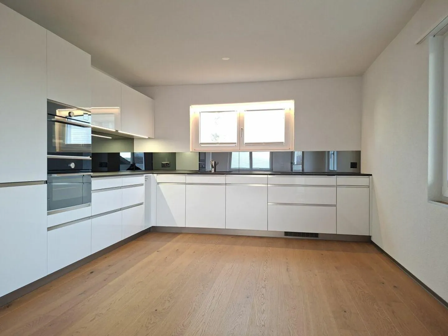 Top modern 4.5-room ground floor apartment with a beautiful view. - Photo 1 of 12