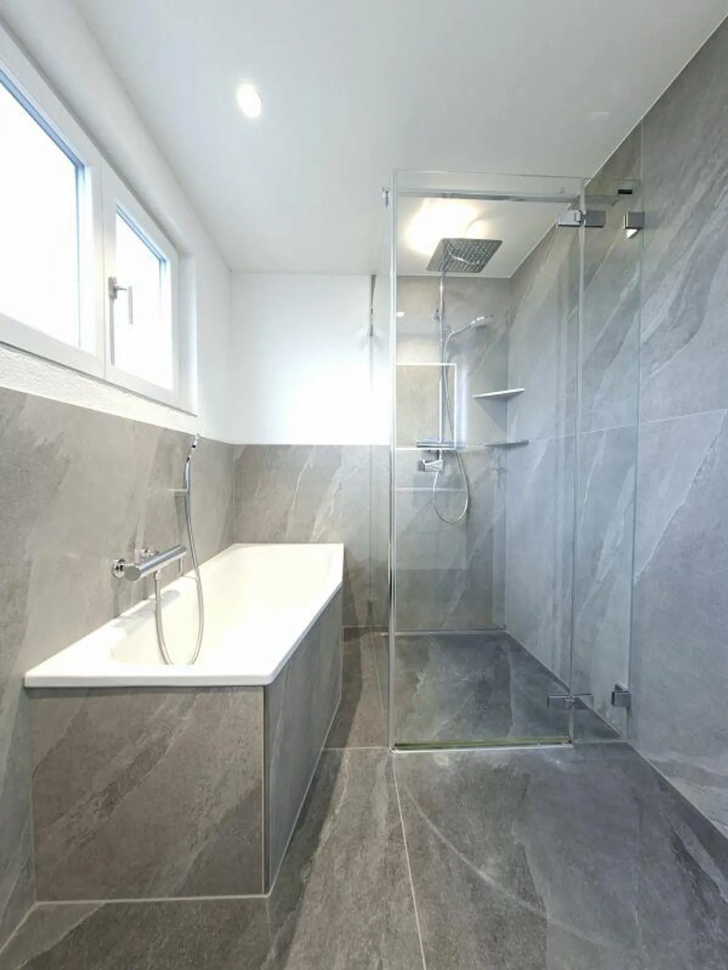 Top modern 4.5-room ground floor apartment with a beautiful view. - Photo 3 of 12