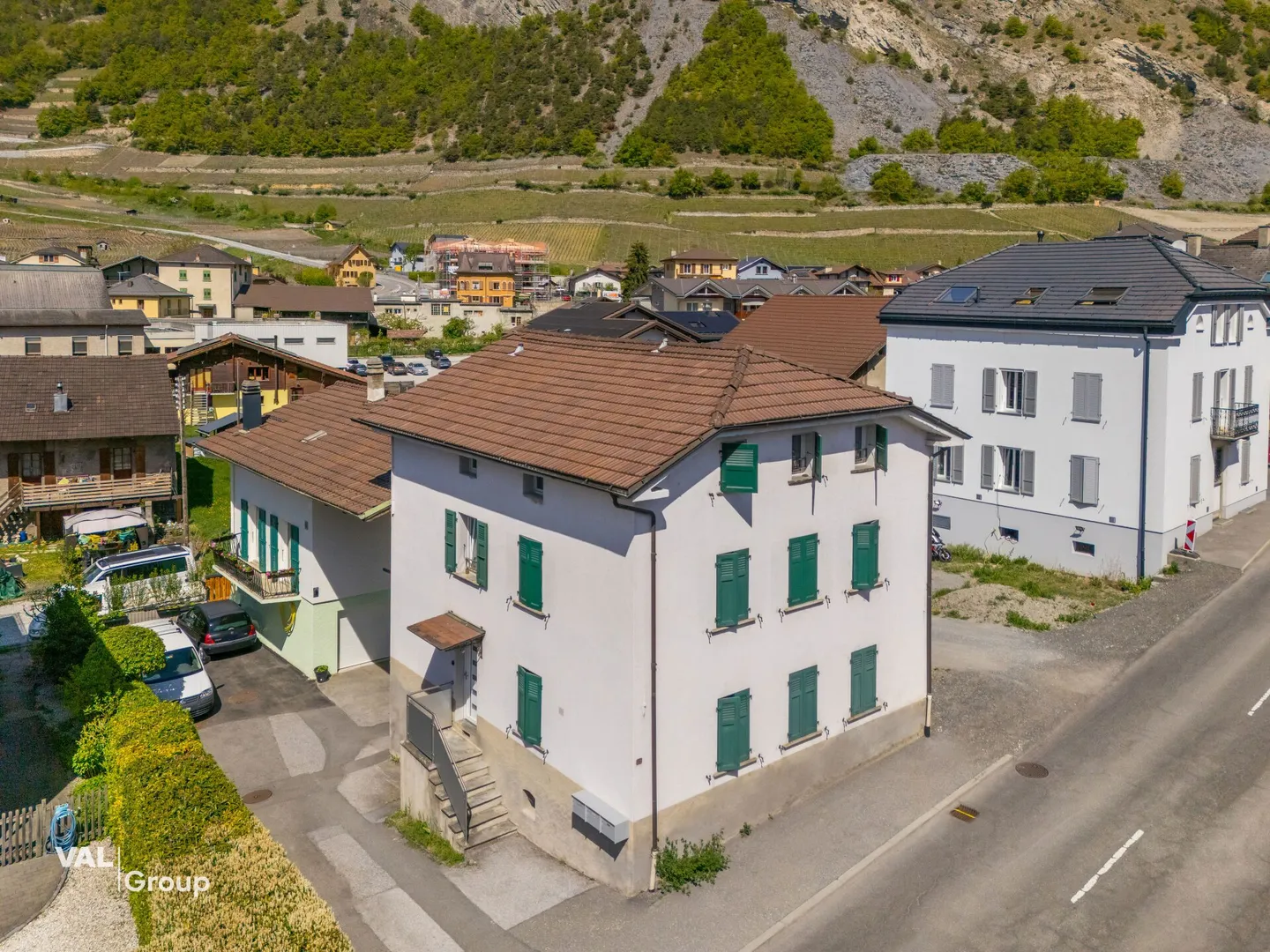 Petit immeuble de 3 lots 2.5 pièces au coeur du villlage, avec rendement brut à 4.5% - Foto 2 von 15