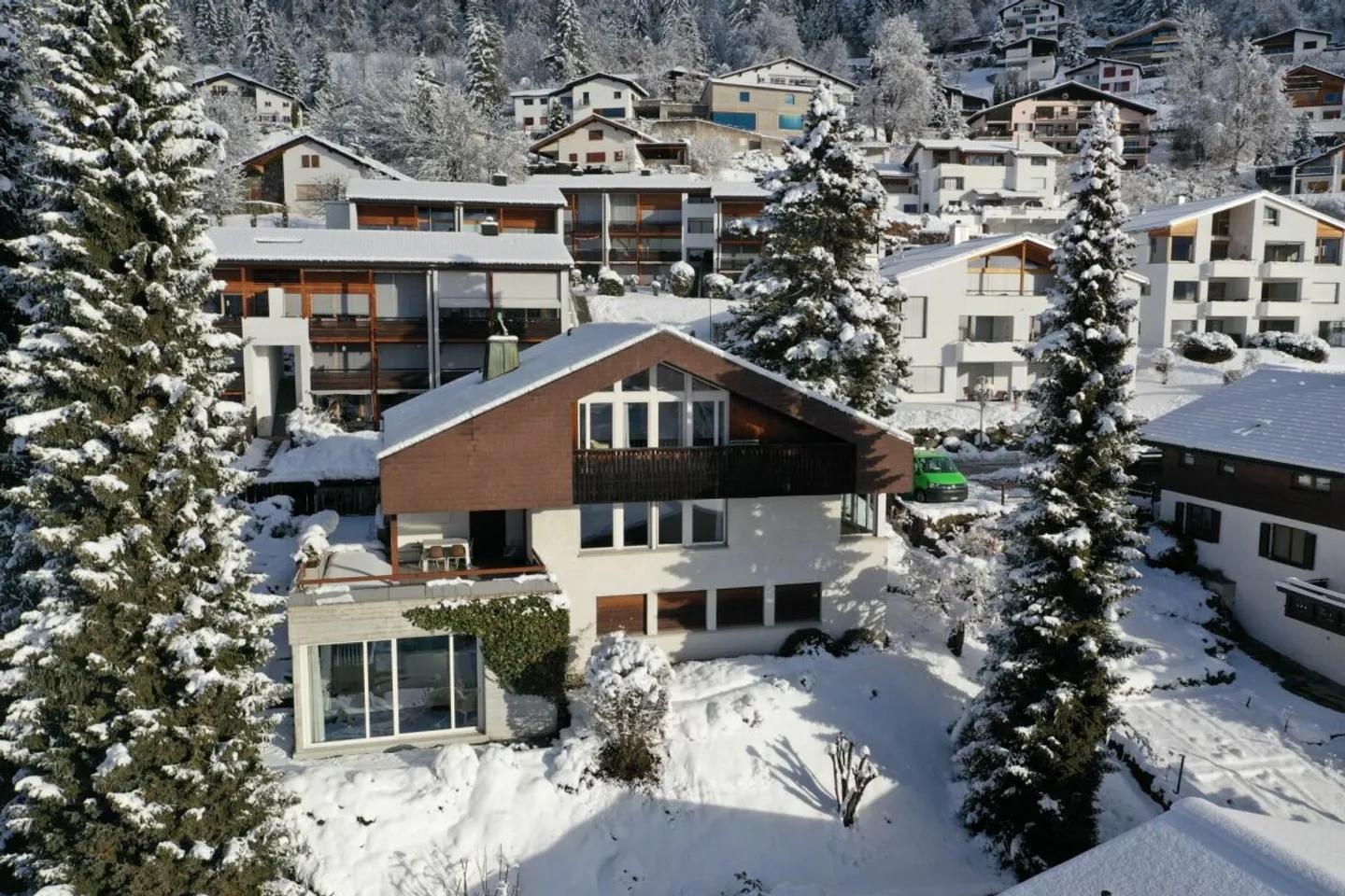Chalet mit Schwimmbad in Flims - Foto 1 von 37