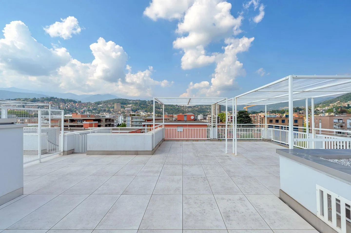 DUPLEX PENTHOUSE WITH ROOF TERRACE AND LAKE VIEWS - Photo 2 of 13