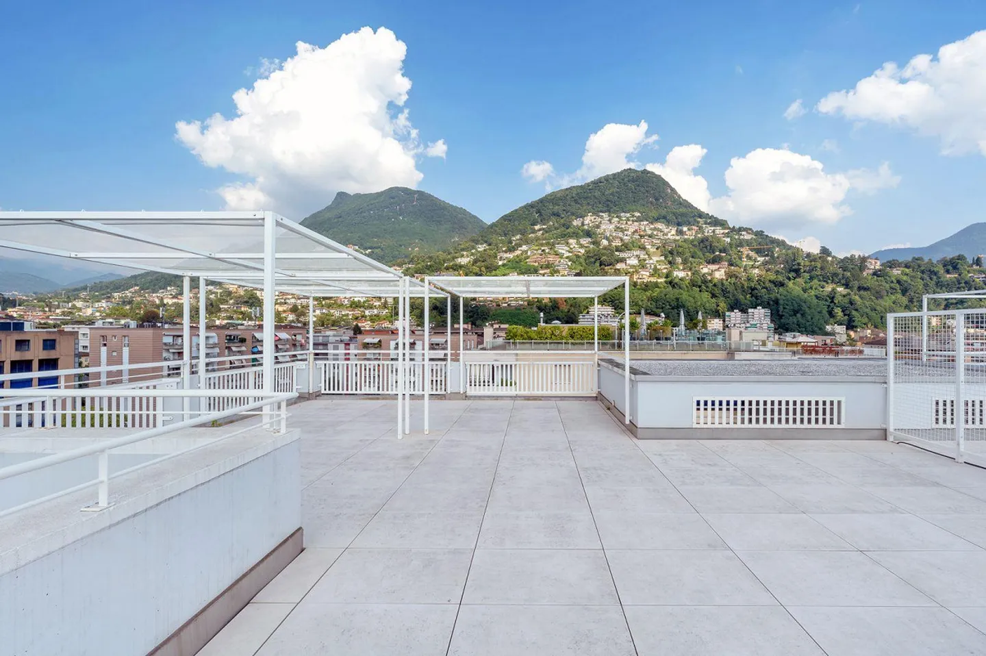 DUPLEX PENTHOUSE WITH ROOF TERRACE AND LAKE VIEWS - Photo 3 of 13