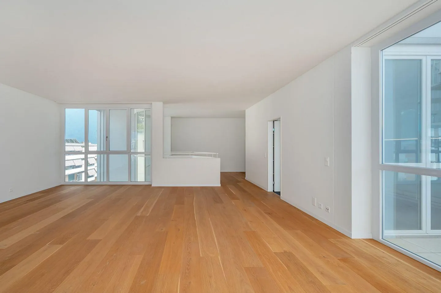 DUPLEX PENTHOUSE WITH ROOF TERRACE AND LAKE VIEWS - Photo 5 of 13