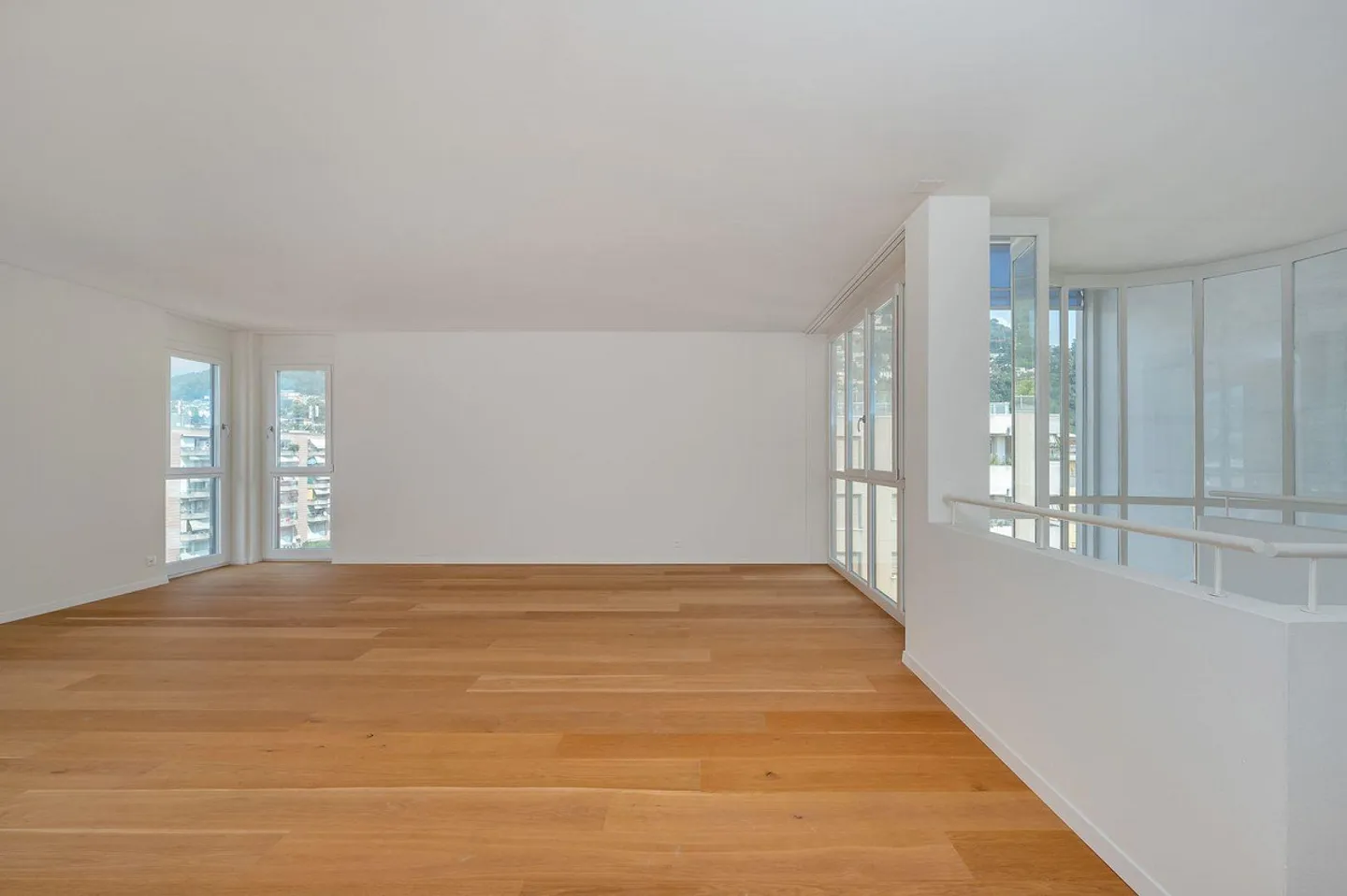 DUPLEX PENTHOUSE WITH ROOF TERRACE AND LAKE VIEWS - Photo 6 of 13