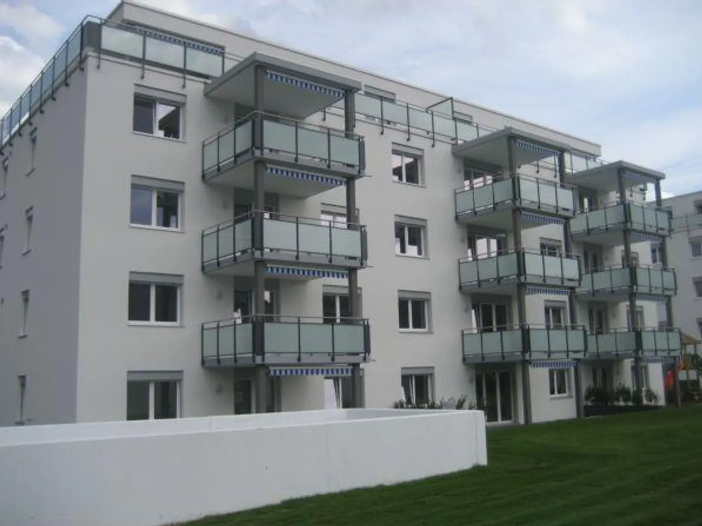 Modern 5.5-room apartment with balcony in Pieterlen - Photo 1 of 13