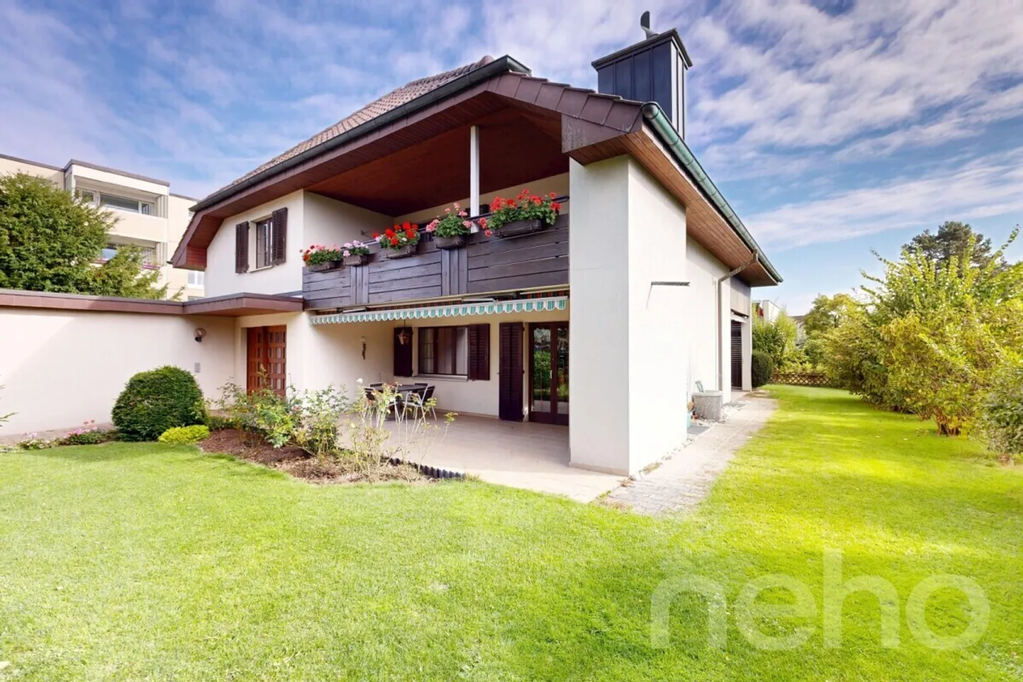 Charming 5.5-Room House with Plenty of Space and Idyllic Garden - Photo 3 of 12