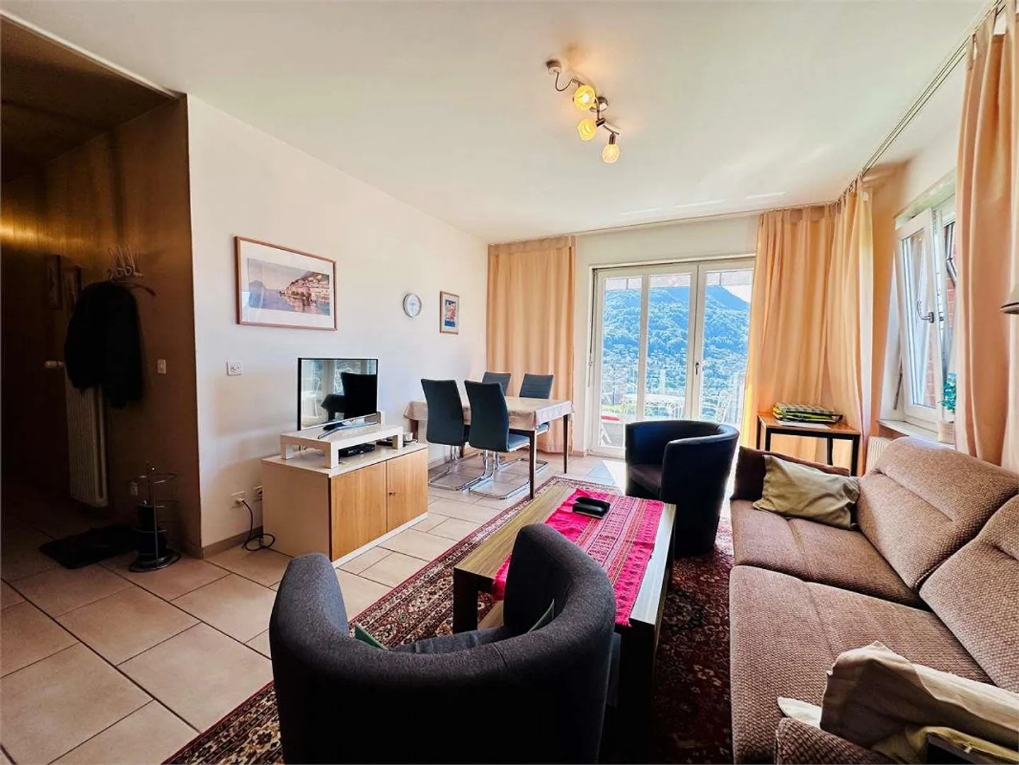 Appartamento soleggiato di 3,5 locali con balcone e vista lago a Porza - Foto 3 di 11