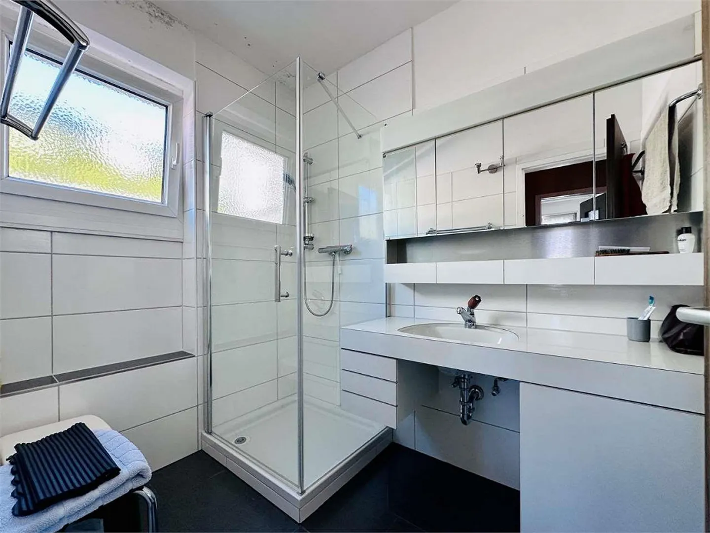 Appartamento soleggiato di 3,5 locali con balcone e vista lago a Porza - Foto 8 di 11