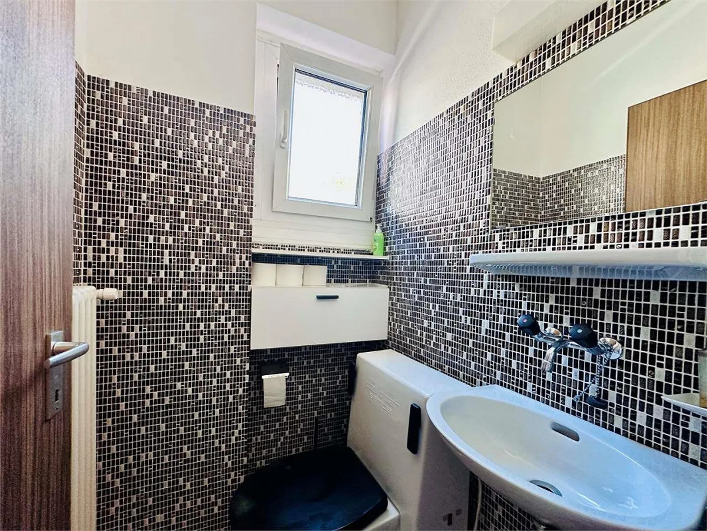 Appartamento soleggiato di 3,5 locali con balcone e vista lago a Porza - Foto 9 di 11