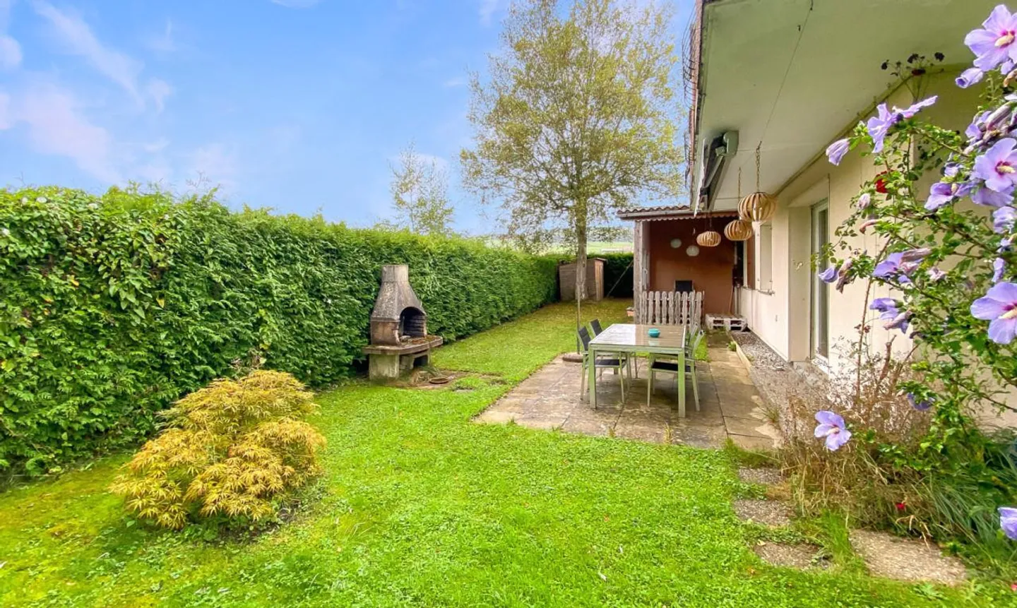 MEHRFAMILIENHAUS AM RANDE EINES LANDWIRTSCHAFTLICHEN GEBIETS - CHANCE ZU NUTZEN - Foto 2 von 13