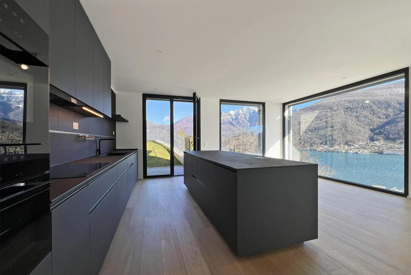 SPLENDID VILLA 7.5 ROOMS WITH DREAM VIEW IN VICO MORCOTE - Photo 1 of 9