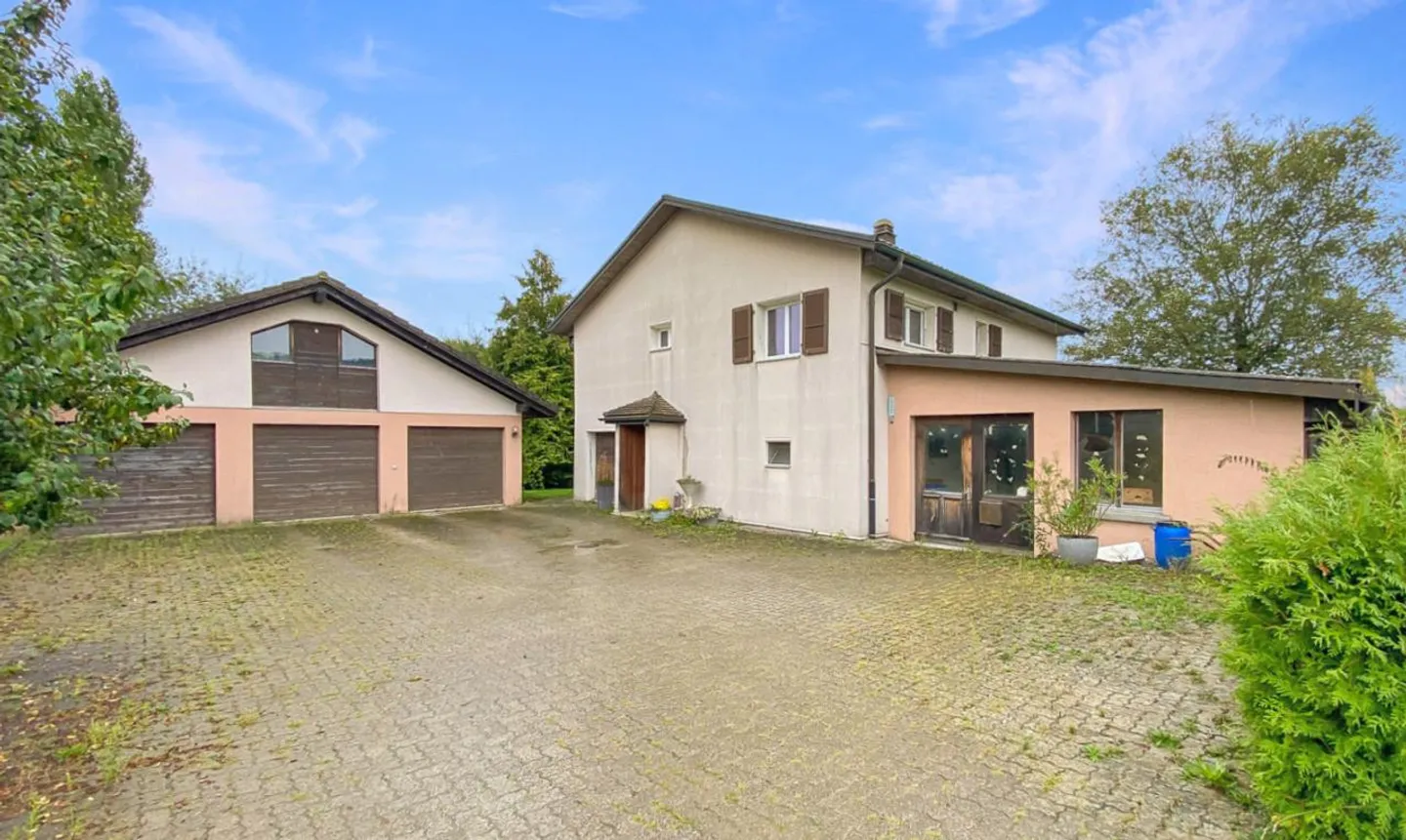 MEHRFAMILIENHAUS AM RANDE EINES LANDWIRTSCHAFTLICHEN GEBIETS - CHANCE ZU NUTZEN - Foto 4 von 13